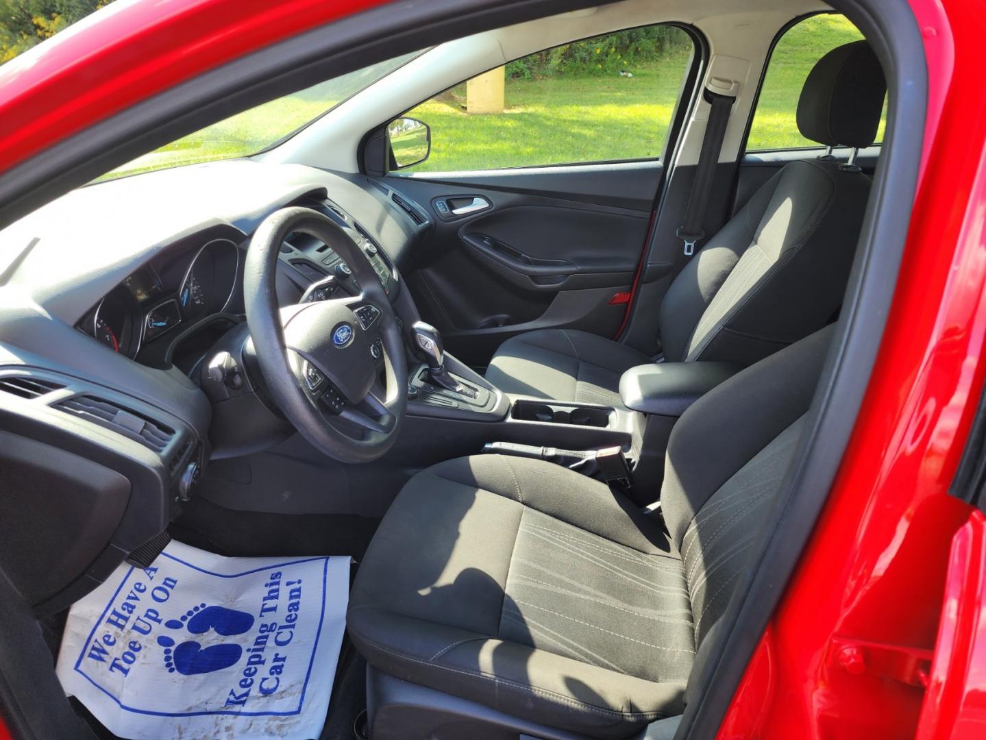 2015 RED /Gray Ford Focus SE Sedan (1FADP3F23FL) with an 2.0L L4 DOHC 16V engine, Automatic transmission, located at 1221 Madison St., Shelbyville, TN, 37160, (931) 680-9439, 0.000000, 0.000000 - Photo#5