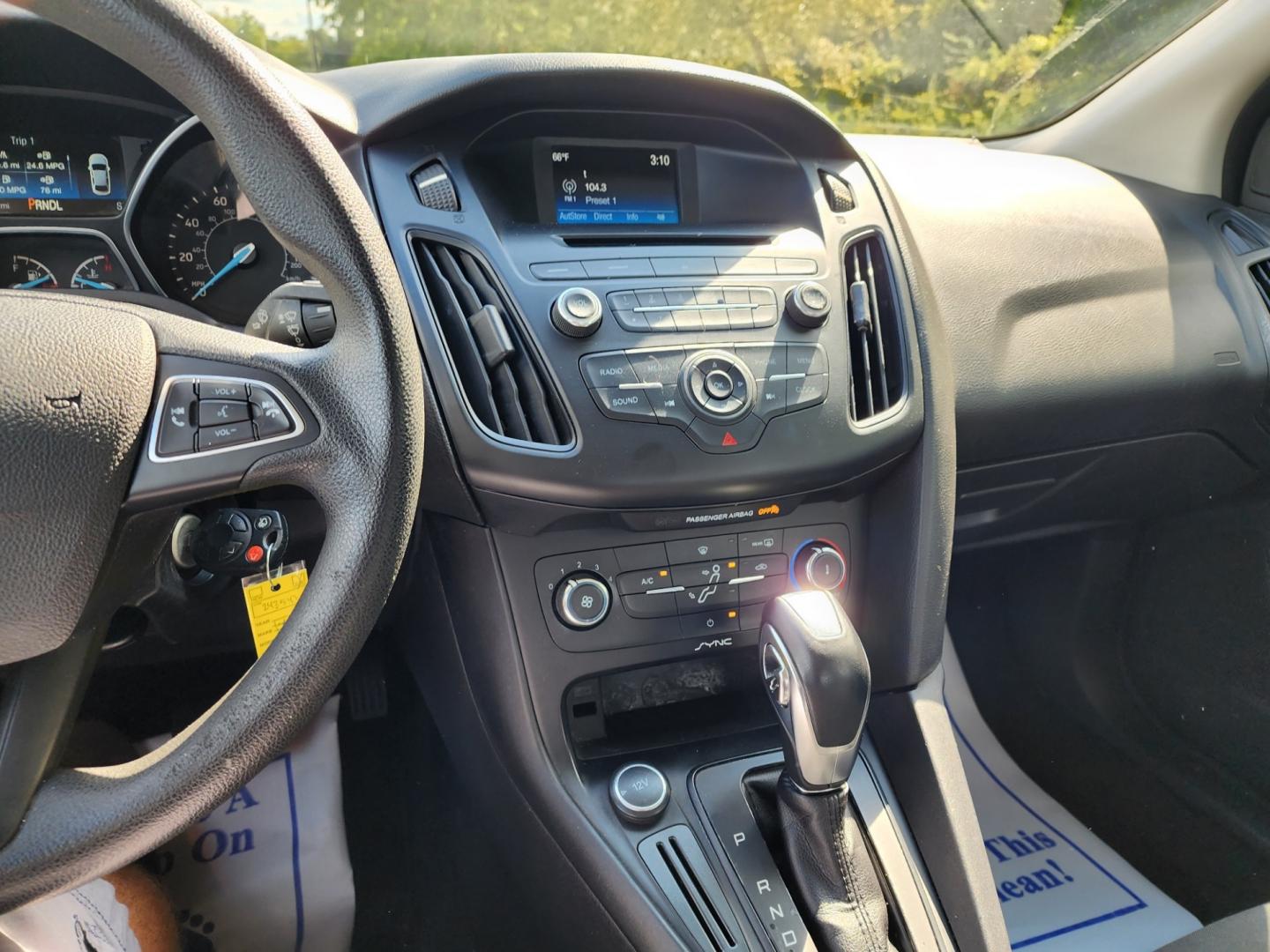 2015 RED /Gray Ford Focus SE Sedan (1FADP3F23FL) with an 2.0L L4 DOHC 16V engine, Automatic transmission, located at 1221 Madison St., Shelbyville, TN, 37160, (931) 680-9439, 0.000000, 0.000000 - Photo#6