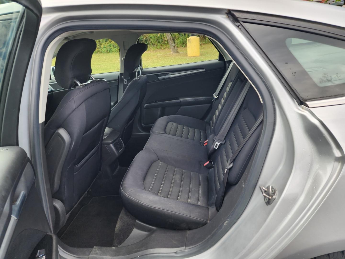 2013 Silver /Black Ford Fusion SE (3FA6P0HR8DR) with an 1.6L L4 DOHC 16V engine, Automatic transmission, located at 1221 Madison St., Shelbyville, TN, 37160, (931) 680-9439, 0.000000, 0.000000 - Photo#3