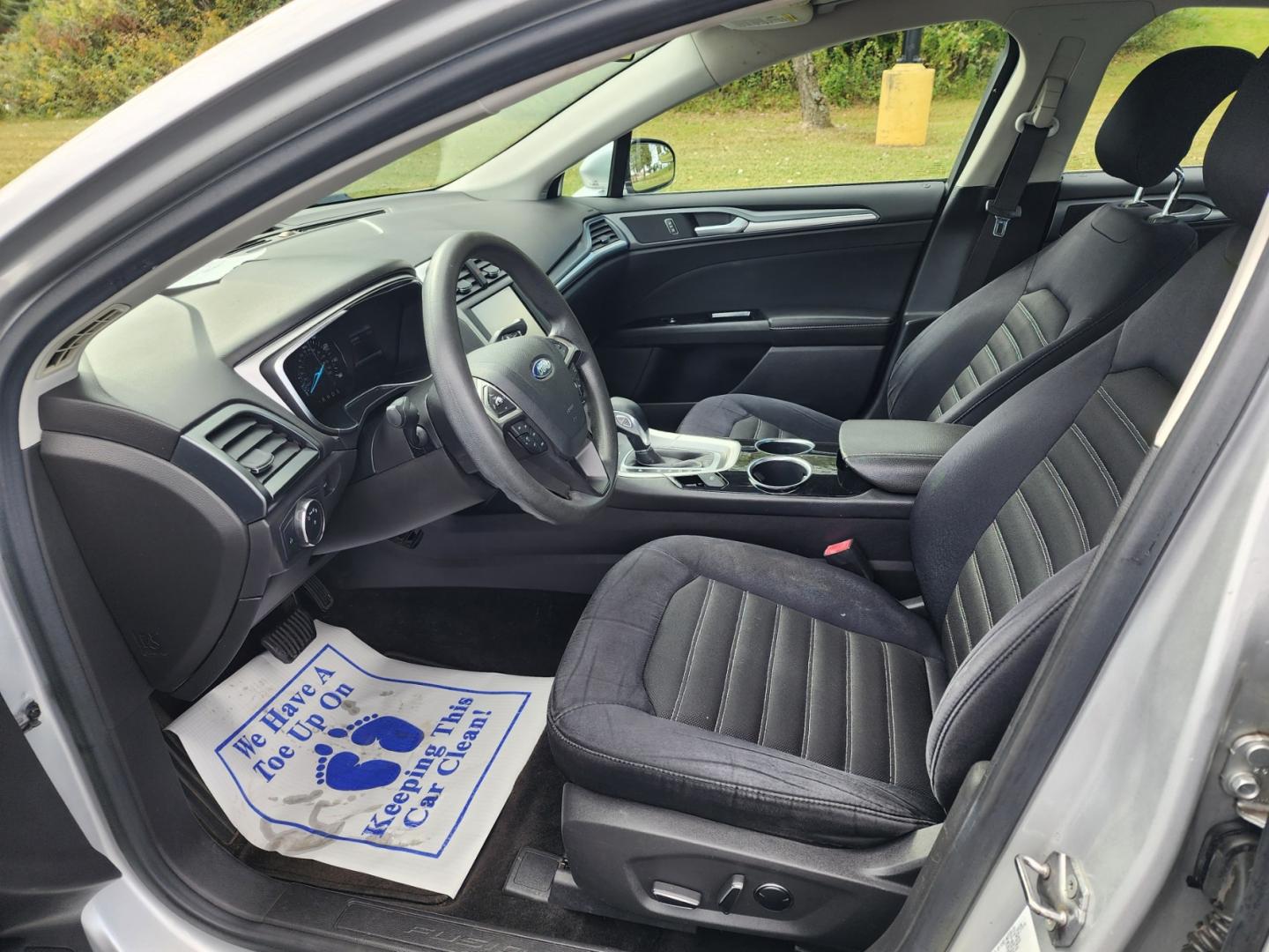 2013 Silver /Black Ford Fusion SE (3FA6P0HR8DR) with an 1.6L L4 DOHC 16V engine, Automatic transmission, located at 1221 Madison St., Shelbyville, TN, 37160, (931) 680-9439, 0.000000, 0.000000 - Photo#4