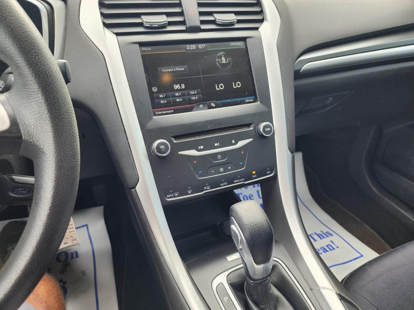 2013 Silver /Black Ford Fusion SE (3FA6P0HR8DR) with an 1.6L L4 DOHC 16V engine, Automatic transmission, located at 1221 Madison St., Shelbyville, TN, 37160, (931) 680-9439, 0.000000, 0.000000 - Photo#6