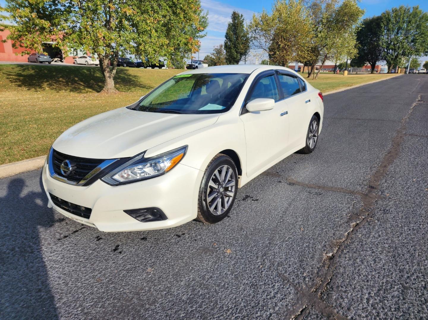 2017 WHITE /Black Nissan Altima 2.5 SV (1N4AL3AP3HC) with an 2.5L L4 DOHC 16V engine, CVT transmission, located at 1221 Madison St., Shelbyville, TN, 37160, (931) 680-9439, 0.000000, 0.000000 - Photo#0