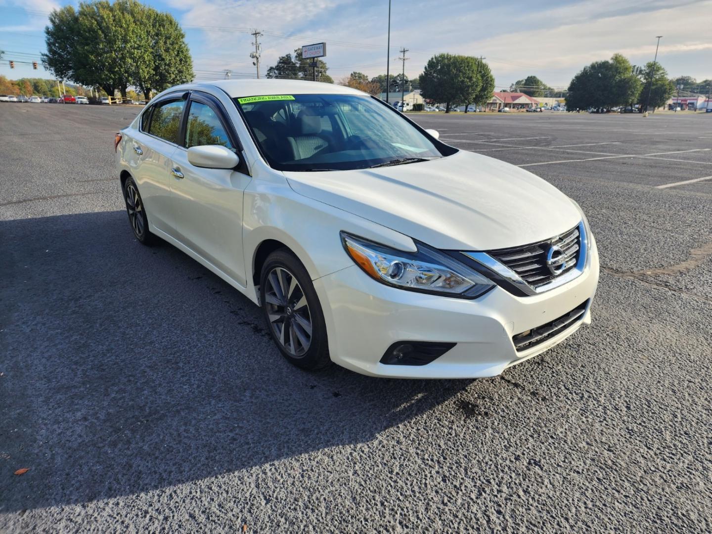 2017 WHITE /Black Nissan Altima 2.5 SV (1N4AL3AP3HC) with an 2.5L L4 DOHC 16V engine, CVT transmission, located at 1221 Madison St., Shelbyville, TN, 37160, (931) 680-9439, 0.000000, 0.000000 - Photo#1