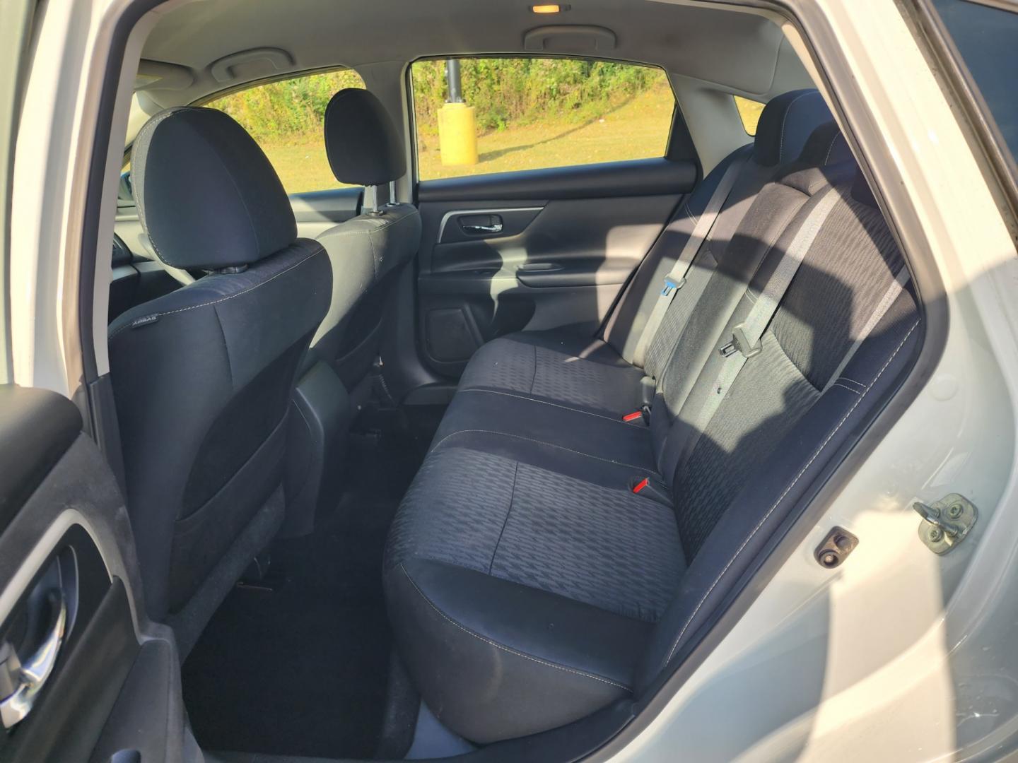 2017 WHITE /Black Nissan Altima 2.5 SV (1N4AL3AP3HC) with an 2.5L L4 DOHC 16V engine, CVT transmission, located at 1221 Madison St., Shelbyville, TN, 37160, (931) 680-9439, 0.000000, 0.000000 - Photo#3