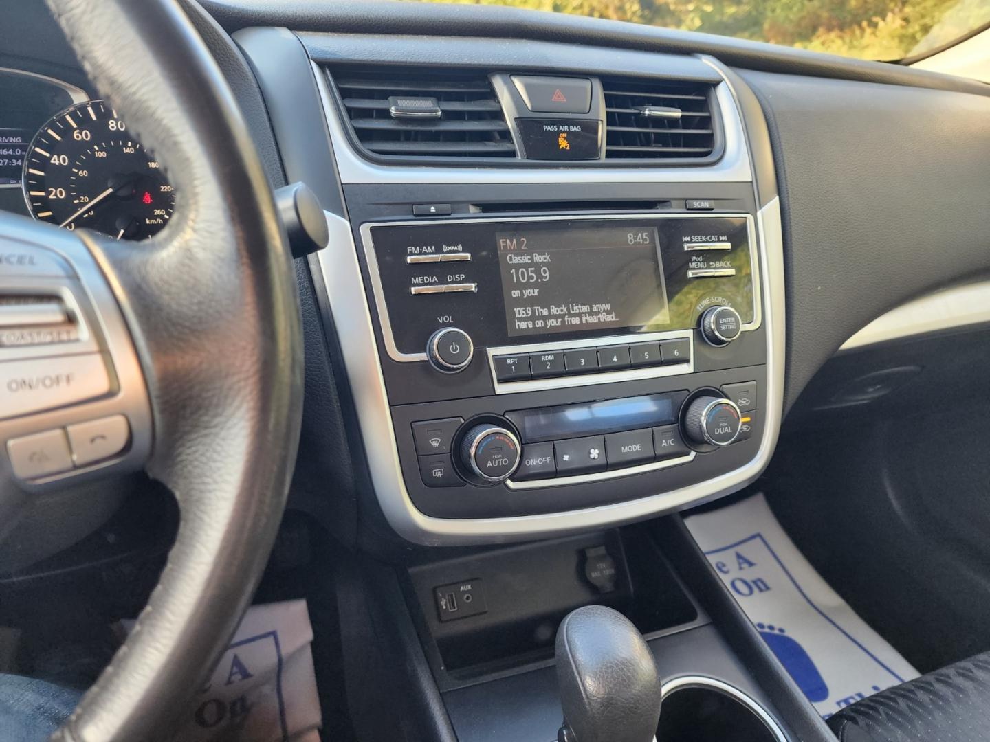 2017 WHITE /Black Nissan Altima 2.5 SV (1N4AL3AP3HC) with an 2.5L L4 DOHC 16V engine, CVT transmission, located at 1221 Madison St., Shelbyville, TN, 37160, (931) 680-9439, 0.000000, 0.000000 - Photo#5