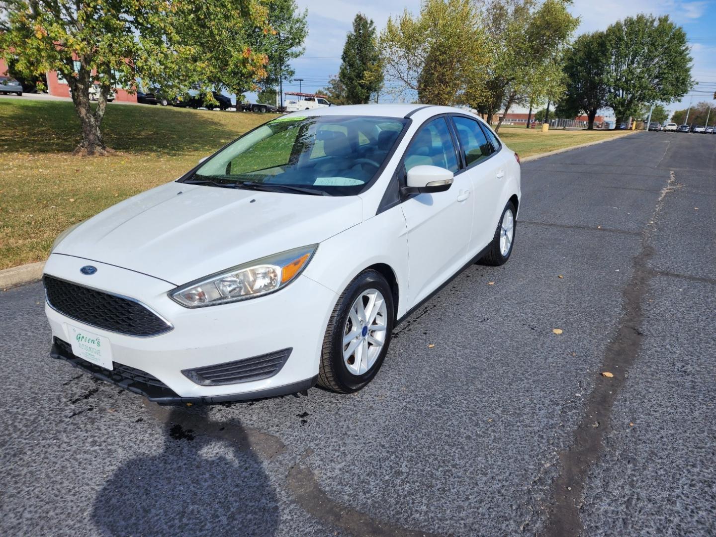 2015 WHITE /Gray Ford Focus SE Sedan (1FADP3F2XFL) with an 2.0L L4 DOHC 16V engine, Automatic transmission, located at 1221 Madison St., Shelbyville, TN, 37160, (931) 680-9439, 0.000000, 0.000000 - Photo#0