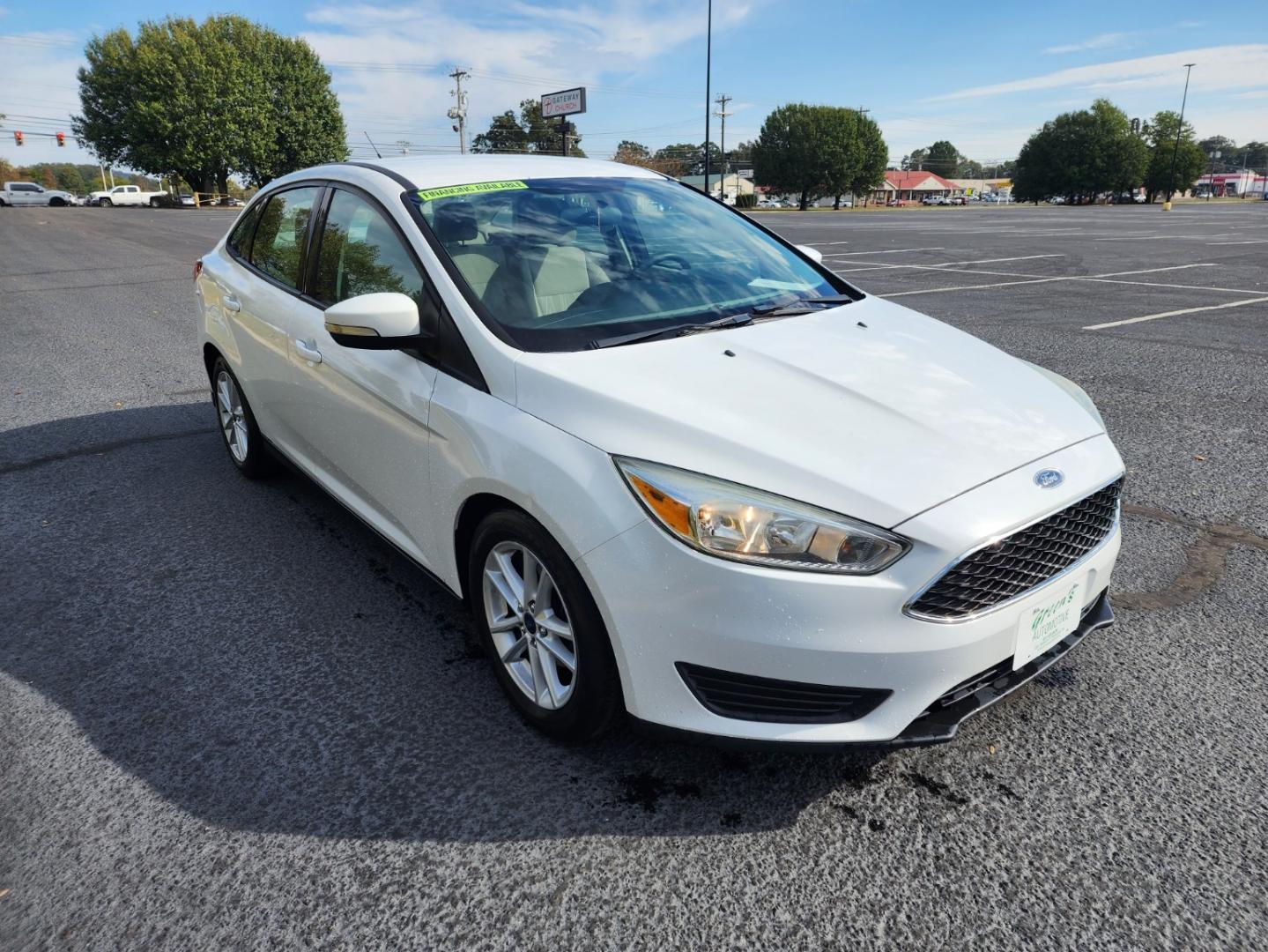 2015 WHITE /Gray Ford Focus SE Sedan (1FADP3F2XFL) with an 2.0L L4 DOHC 16V engine, Automatic transmission, located at 1221 Madison St., Shelbyville, TN, 37160, (931) 680-9439, 0.000000, 0.000000 - Photo#1