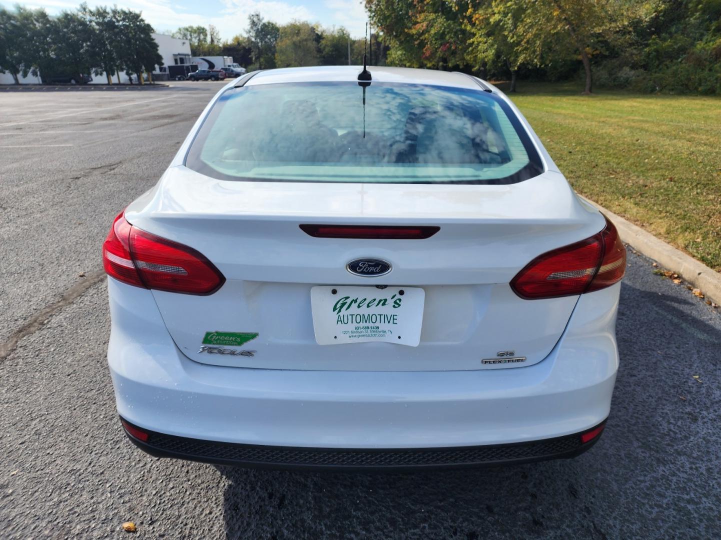 2015 WHITE /Gray Ford Focus SE Sedan (1FADP3F2XFL) with an 2.0L L4 DOHC 16V engine, Automatic transmission, located at 1221 Madison St., Shelbyville, TN, 37160, (931) 680-9439, 0.000000, 0.000000 - Photo#2