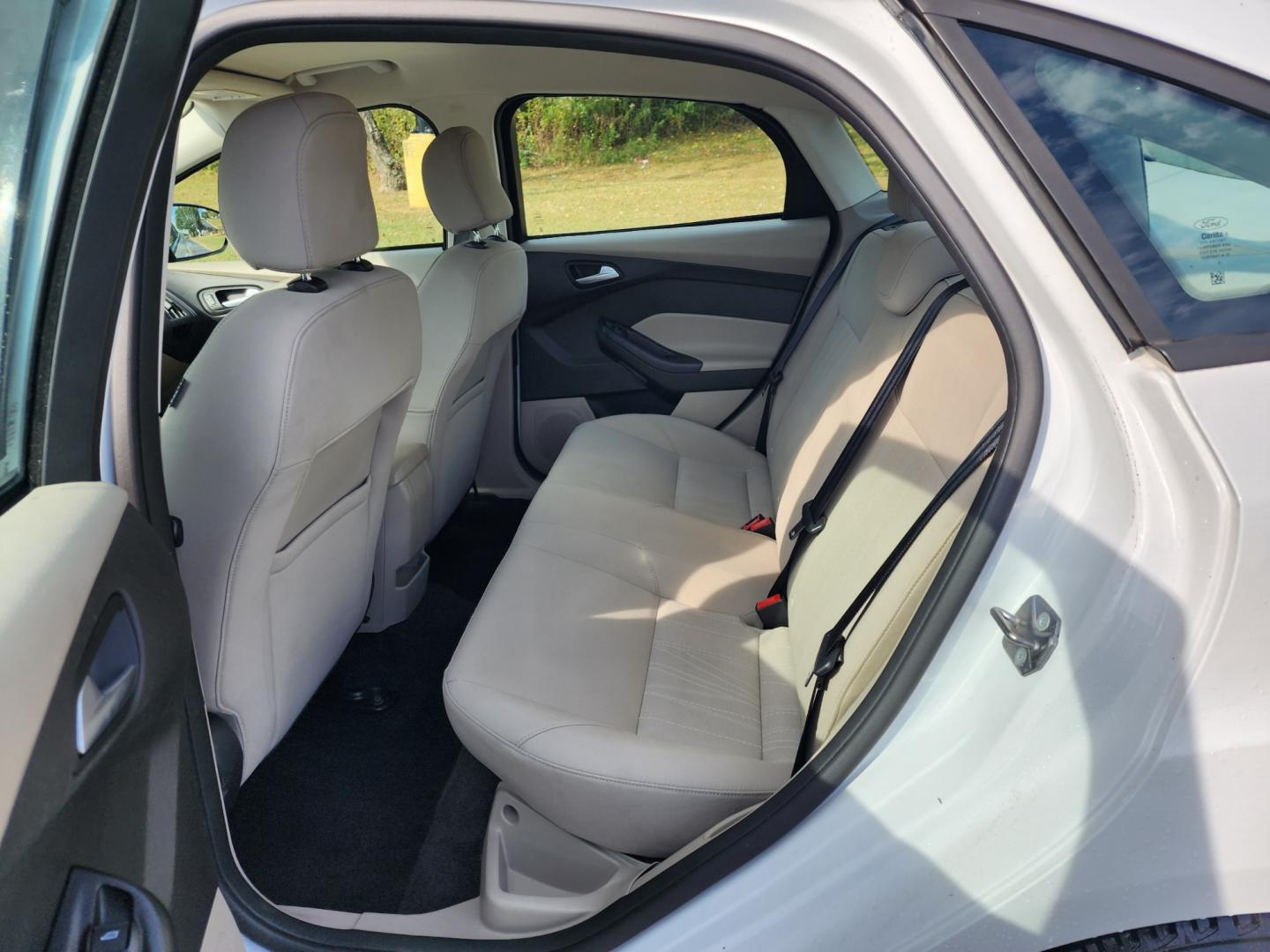 2015 WHITE /Gray Ford Focus SE Sedan (1FADP3F2XFL) with an 2.0L L4 DOHC 16V engine, Automatic transmission, located at 1221 Madison St., Shelbyville, TN, 37160, (931) 680-9439, 0.000000, 0.000000 - Photo#3