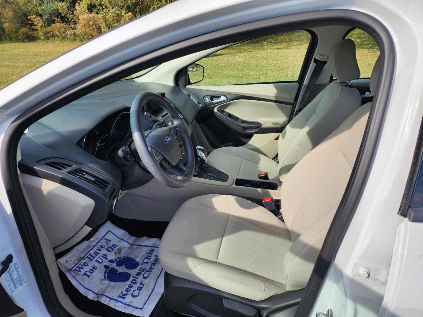 2015 WHITE /Gray Ford Focus SE Sedan (1FADP3F2XFL) with an 2.0L L4 DOHC 16V engine, Automatic transmission, located at 1221 Madison St., Shelbyville, TN, 37160, (931) 680-9439, 0.000000, 0.000000 - Photo#4