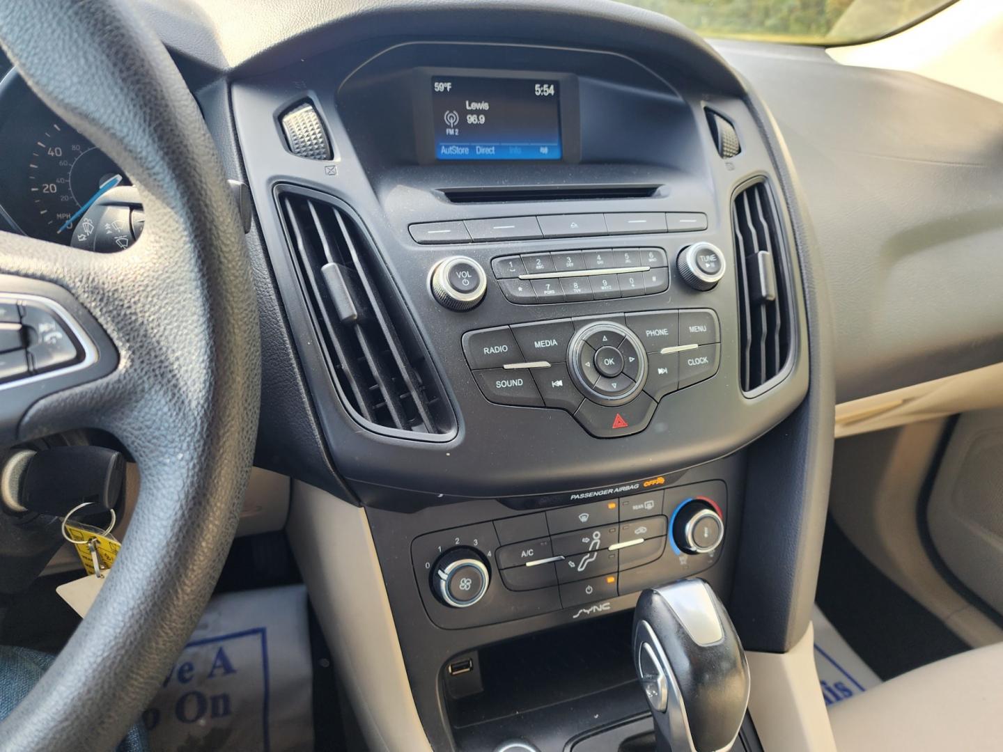 2015 WHITE /Gray Ford Focus SE Sedan (1FADP3F2XFL) with an 2.0L L4 DOHC 16V engine, Automatic transmission, located at 1221 Madison St., Shelbyville, TN, 37160, (931) 680-9439, 0.000000, 0.000000 - Photo#5