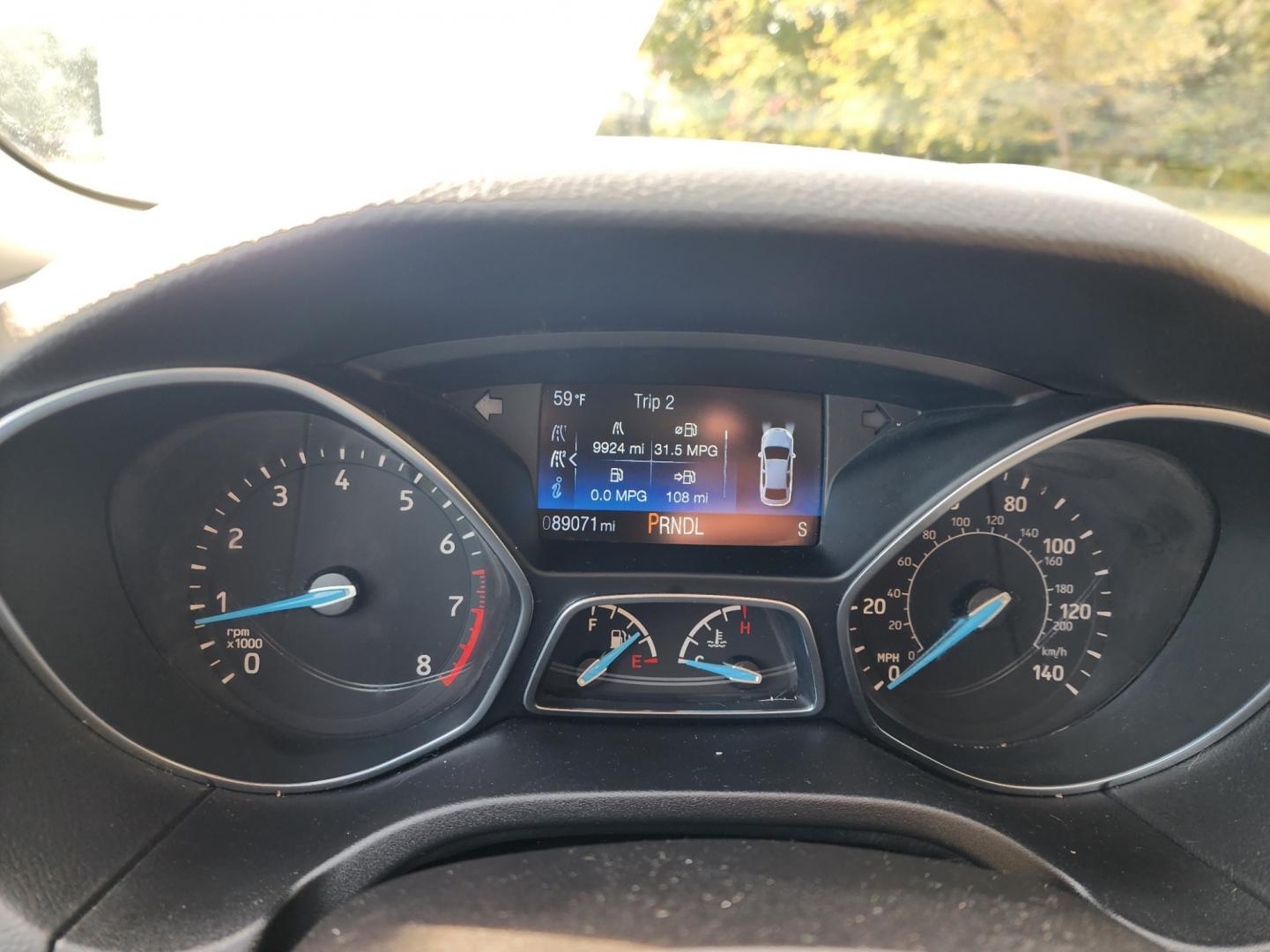 2015 WHITE /Gray Ford Focus SE Sedan (1FADP3F2XFL) with an 2.0L L4 DOHC 16V engine, Automatic transmission, located at 1221 Madison St., Shelbyville, TN, 37160, (931) 680-9439, 0.000000, 0.000000 - Photo#6