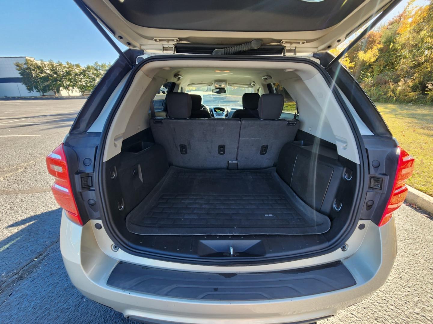 2016 Gold /Gray Chevrolet Equinox LT 2WD (2GNALCEK8G1) with an 2.4L L4 DOHC 16V FFV engine, 6A transmission, located at 1221 Madison St., Shelbyville, TN, 37160, (931) 680-9439, 0.000000, 0.000000 - Photo#2
