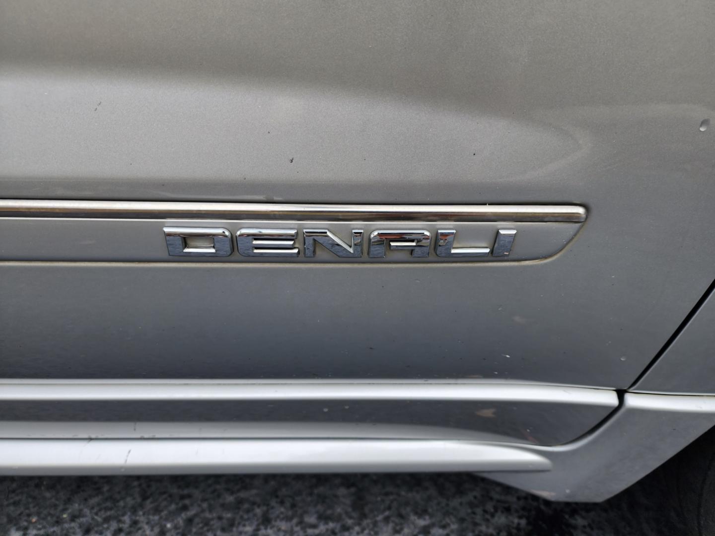 2015 Silver /Black GMC Acadia Denali FWD (1GKKRTKDXFJ) with an 3.6L V6 DOHC 24V engine, 6-Speed Automatic transmission, located at 1221 Madison St., Shelbyville, TN, 37160, (931) 680-9439, 0.000000, 0.000000 - Photo#2