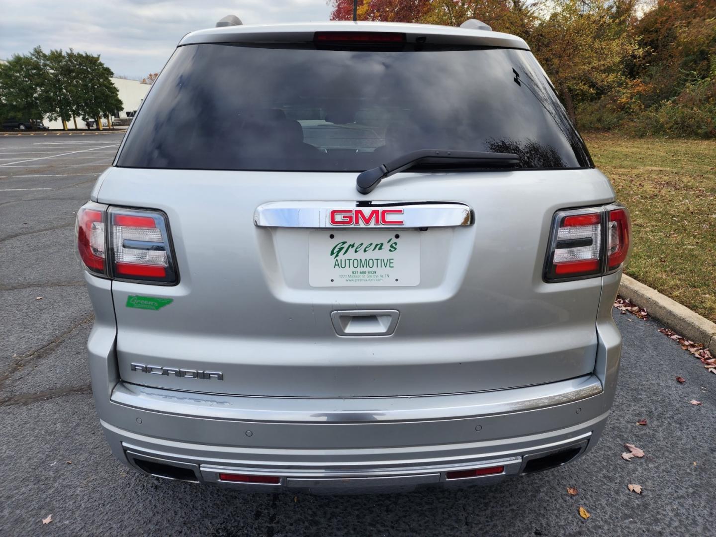 2015 Silver /Black GMC Acadia Denali FWD (1GKKRTKDXFJ) with an 3.6L V6 DOHC 24V engine, 6-Speed Automatic transmission, located at 1221 Madison St., Shelbyville, TN, 37160, (931) 680-9439, 0.000000, 0.000000 - Photo#3