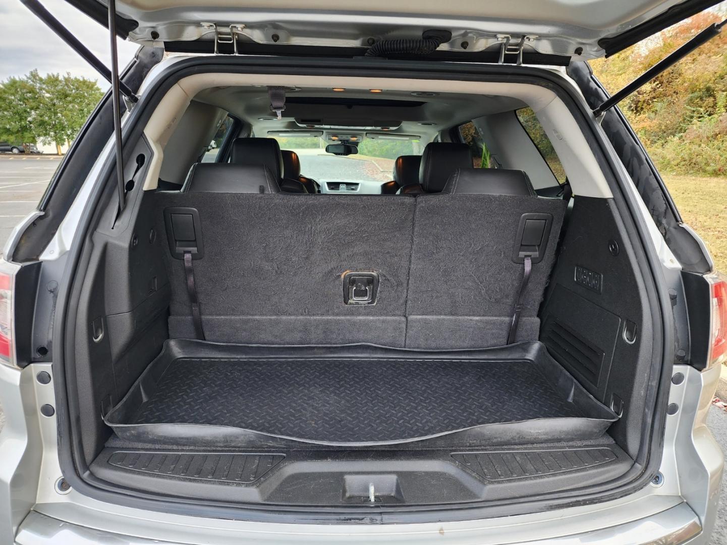 2015 Silver /Black GMC Acadia Denali FWD (1GKKRTKDXFJ) with an 3.6L V6 DOHC 24V engine, 6-Speed Automatic transmission, located at 1221 Madison St., Shelbyville, TN, 37160, (931) 680-9439, 0.000000, 0.000000 - Photo#4