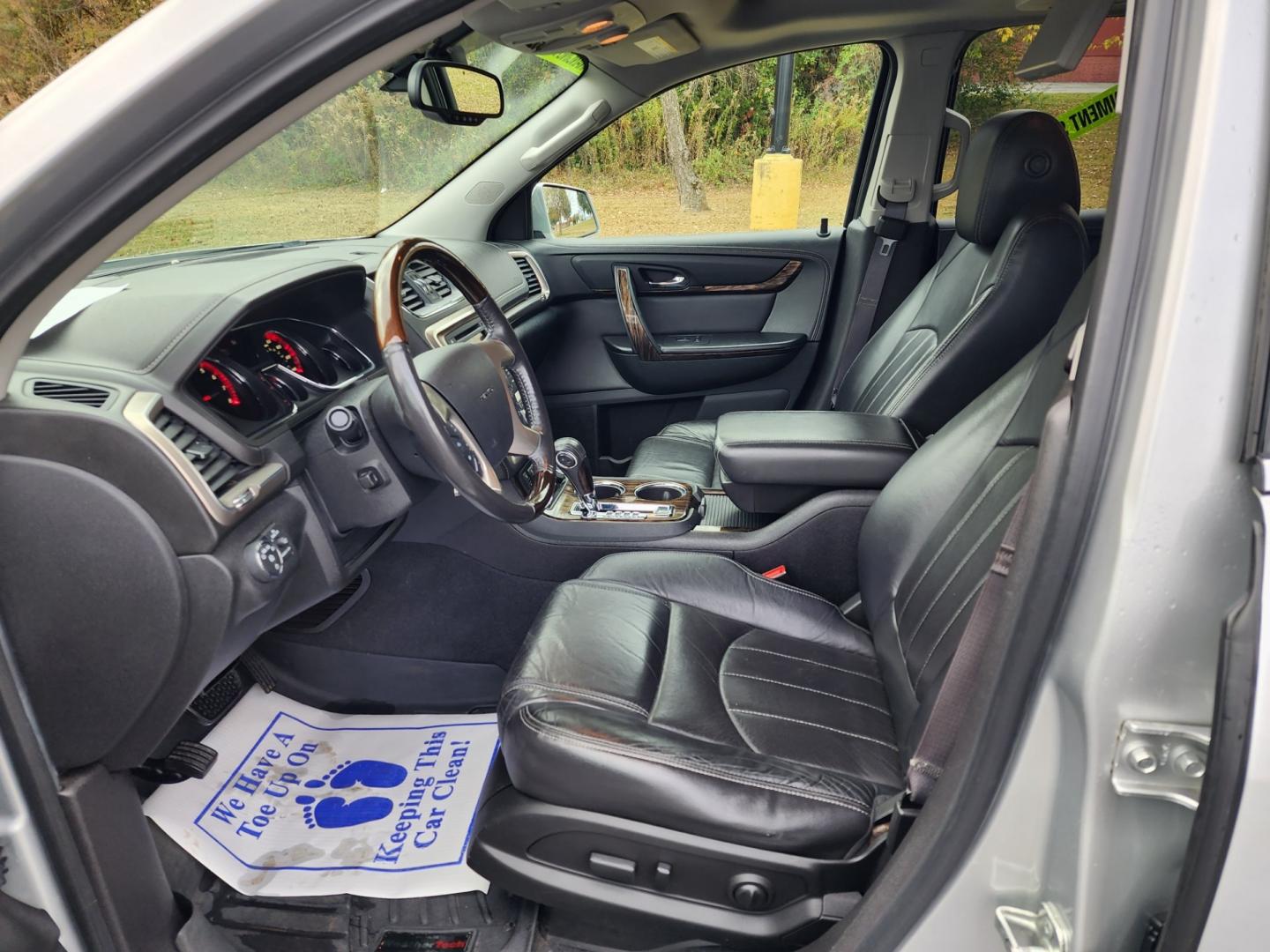 2015 Silver /Black GMC Acadia Denali FWD (1GKKRTKDXFJ) with an 3.6L V6 DOHC 24V engine, 6-Speed Automatic transmission, located at 1221 Madison St., Shelbyville, TN, 37160, (931) 680-9439, 0.000000, 0.000000 - Photo#8
