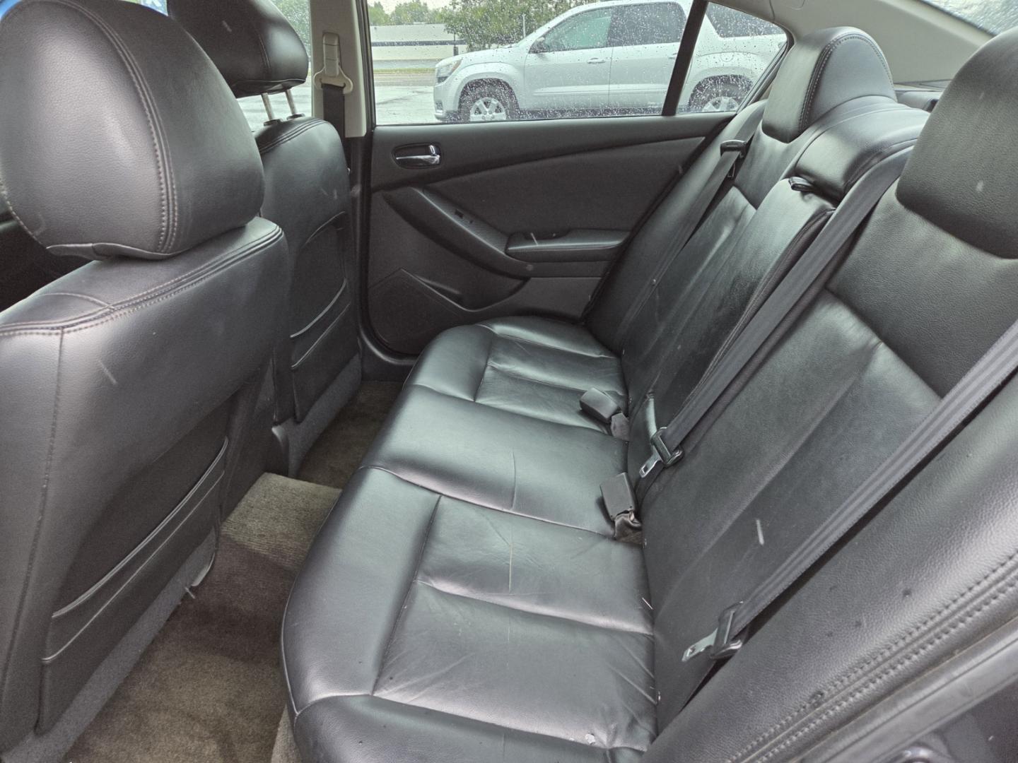 2011 Gray /Black Nissan Altima S (1N4AL2AP7BN) with an 2.5 4cyl. engine, Automatic transmission, located at 1221 Madison St., Shelbyville, TN, 37160, (931) 680-9439, 0.000000, 0.000000 - Photo#3