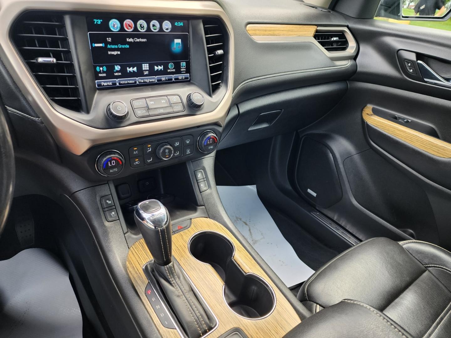 2017 Silver /Black GMC Acadia Denali FWD (1GKKNPLS7HZ) with an 2.5L L4 DOHC 16V engine, 6A transmission, located at 1221 Madison St., Shelbyville, TN, 37160, (931) 680-9439, 0.000000, 0.000000 - Photo#7