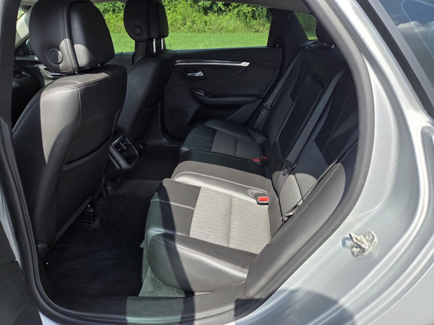 2014 Silver /Black Chevrolet Impala 1LT (1G1115SL3EU) with an 2.5L L4 DOHC 16V engine, 6-Speed Automatic transmission, located at 1221 Madison St., Shelbyville, TN, 37160, (931) 680-9439, 0.000000, 0.000000- Photo#4
