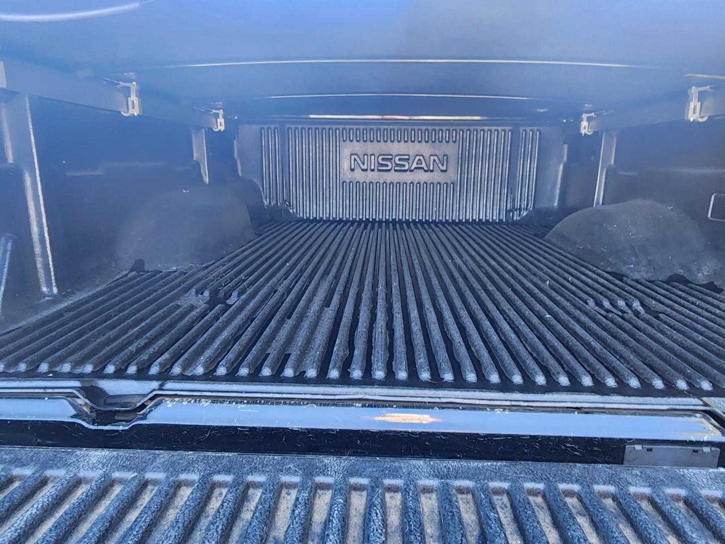 2013 BLACK /Gray Nissan Frontier SV V6 King Cab 2WD (1N6AD0CU7DN) with an 4.0L V6 DOHC 24V engine, 6-Speed Manual transmission, located at 1221 Madison St., Shelbyville, TN, 37160, (931) 680-9439, 0.000000, 0.000000 - Photo#4