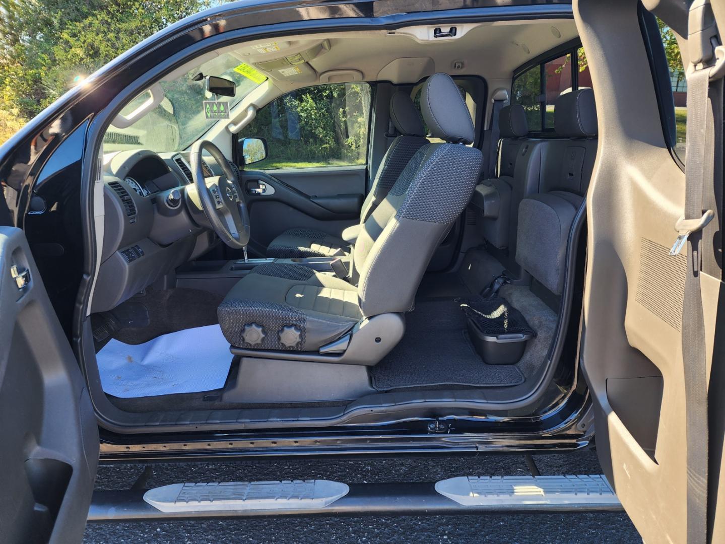 2013 BLACK /Gray Nissan Frontier SV V6 King Cab 2WD (1N6AD0CU7DN) with an 4.0L V6 DOHC 24V engine, 6-Speed Manual transmission, located at 1221 Madison St., Shelbyville, TN, 37160, (931) 680-9439, 0.000000, 0.000000 - Photo#5