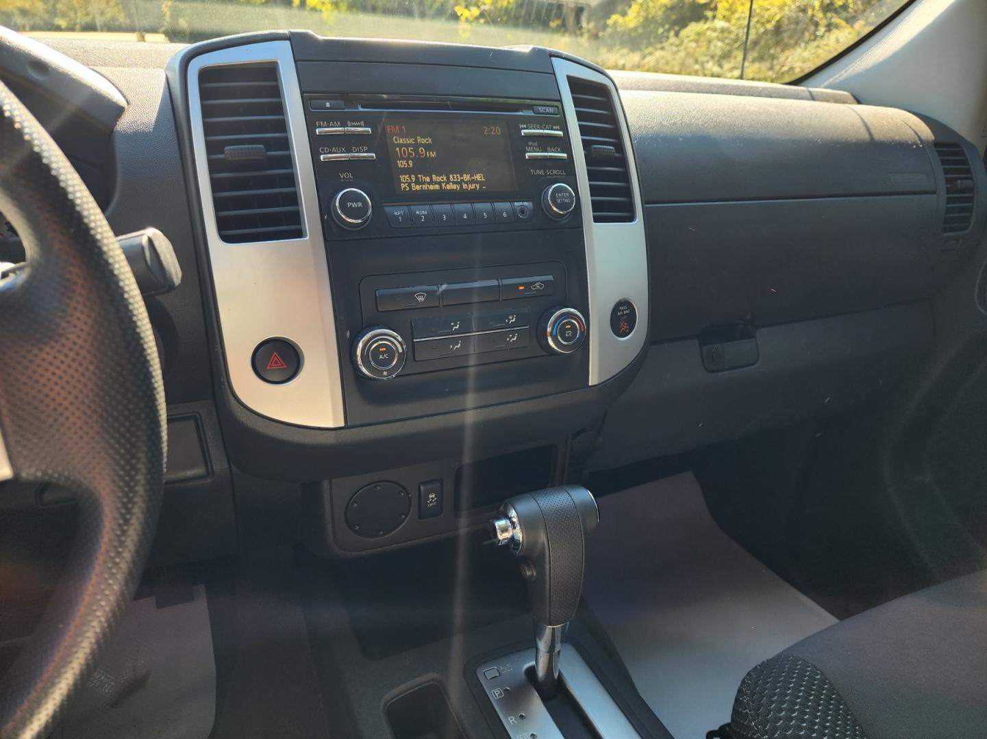 2013 BLACK /Gray Nissan Frontier SV V6 King Cab 2WD (1N6AD0CU7DN) with an 4.0L V6 DOHC 24V engine, 6-Speed Manual transmission, located at 1221 Madison St., Shelbyville, TN, 37160, (931) 680-9439, 0.000000, 0.000000 - Photo#7