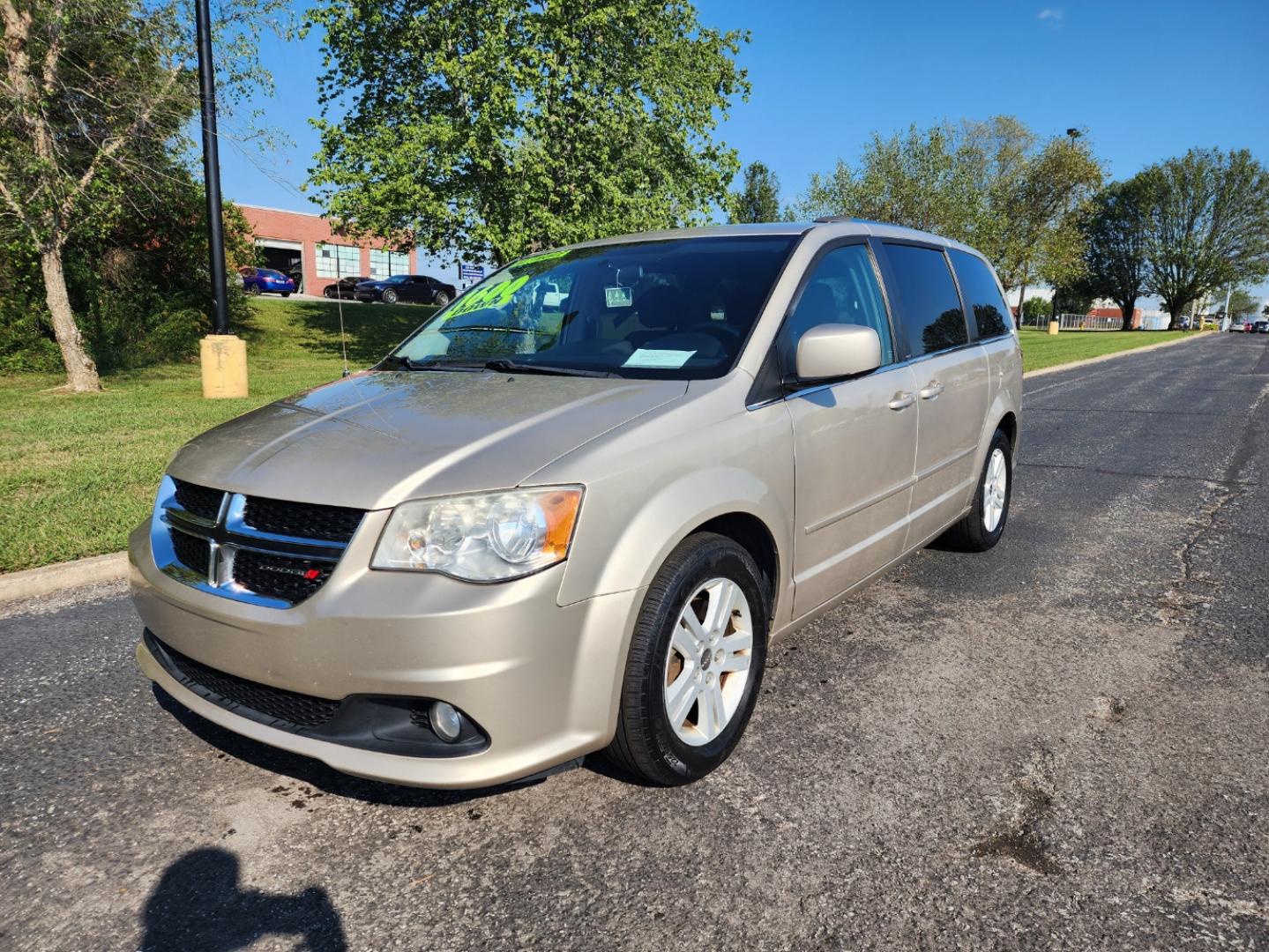 2013 Gold /Black Dodge Grand Caravan Crew (2C4RDGDG1DR) with an 3.6L V6 DOHC 24V engine, 6-Speed Automatic transmission, located at 1221 Madison St., Shelbyville, TN, 37160, (931) 680-9439, 0.000000, 0.000000 - Photo#0