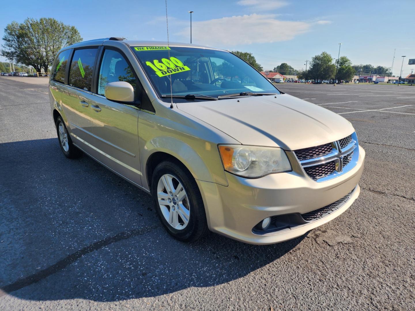 2013 Gold /Black Dodge Grand Caravan Crew (2C4RDGDG1DR) with an 3.6L V6 DOHC 24V engine, 6-Speed Automatic transmission, located at 1221 Madison St., Shelbyville, TN, 37160, (931) 680-9439, 0.000000, 0.000000 - Photo#1