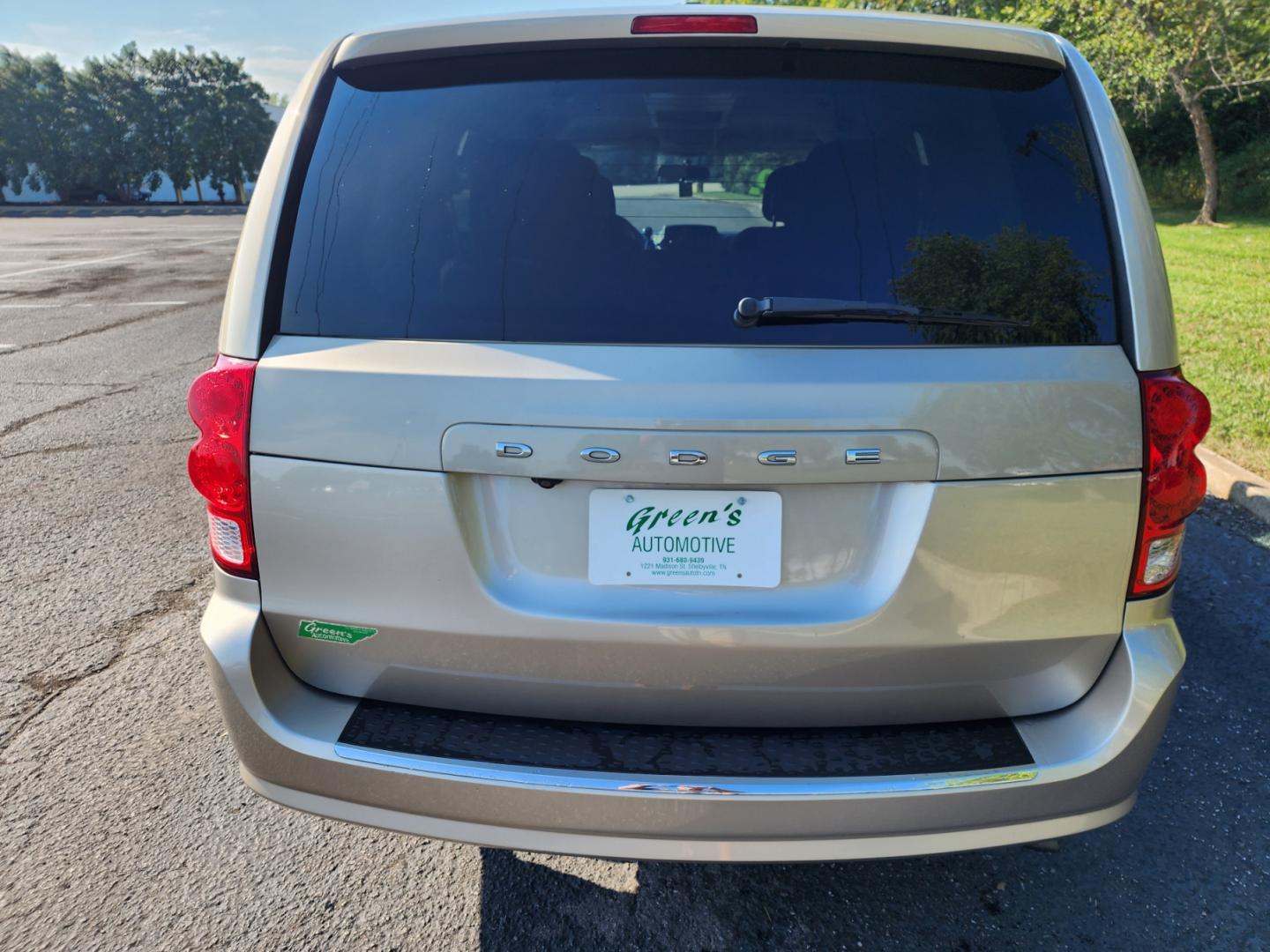 2013 Gold /Black Dodge Grand Caravan Crew (2C4RDGDG1DR) with an 3.6L V6 DOHC 24V engine, 6-Speed Automatic transmission, located at 1221 Madison St., Shelbyville, TN, 37160, (931) 680-9439, 0.000000, 0.000000 - Photo#2
