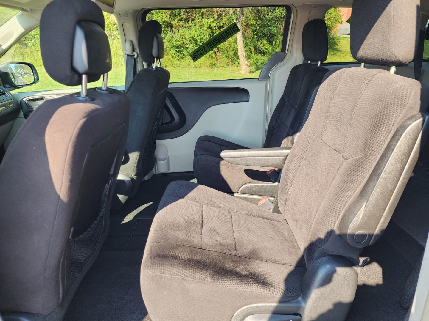 2013 Gold /Black Dodge Grand Caravan Crew (2C4RDGDG1DR) with an 3.6L V6 DOHC 24V engine, 6-Speed Automatic transmission, located at 1221 Madison St., Shelbyville, TN, 37160, (931) 680-9439, 0.000000, 0.000000 - Photo#5