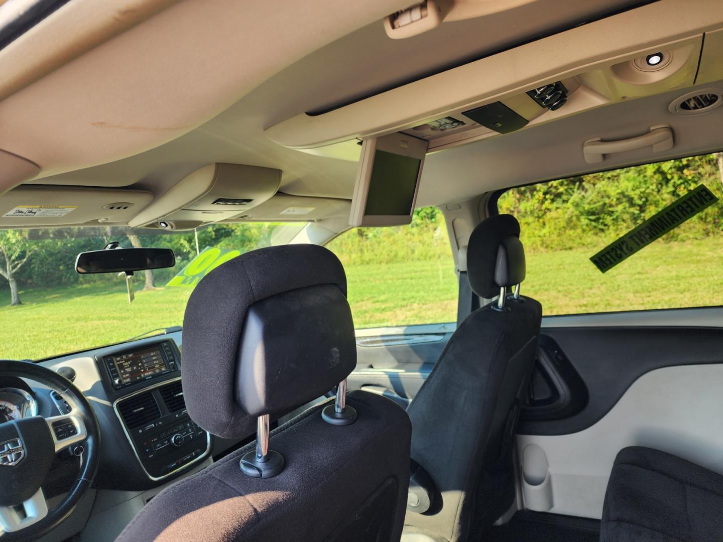 2013 Gold /Black Dodge Grand Caravan Crew (2C4RDGDG1DR) with an 3.6L V6 DOHC 24V engine, 6-Speed Automatic transmission, located at 1221 Madison St., Shelbyville, TN, 37160, (931) 680-9439, 0.000000, 0.000000 - Photo#6