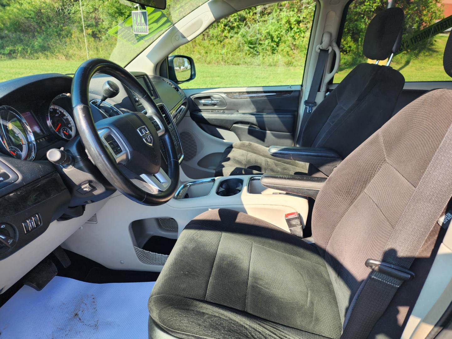 2013 Gold /Black Dodge Grand Caravan Crew (2C4RDGDG1DR) with an 3.6L V6 DOHC 24V engine, 6-Speed Automatic transmission, located at 1221 Madison St., Shelbyville, TN, 37160, (931) 680-9439, 0.000000, 0.000000 - Photo#7