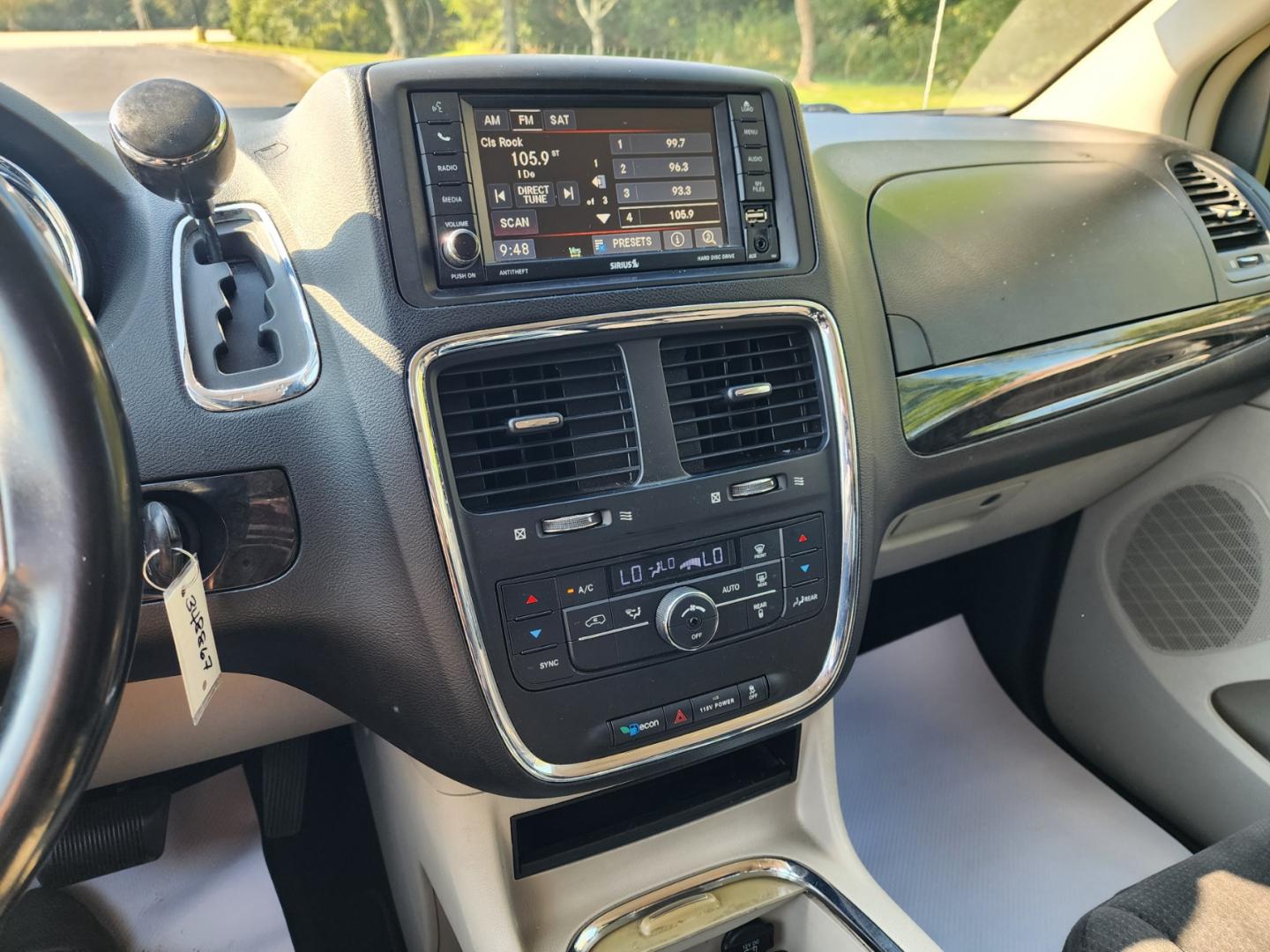 2013 Gold /Black Dodge Grand Caravan Crew (2C4RDGDG1DR) with an 3.6L V6 DOHC 24V engine, 6-Speed Automatic transmission, located at 1221 Madison St., Shelbyville, TN, 37160, (931) 680-9439, 0.000000, 0.000000 - Photo#8