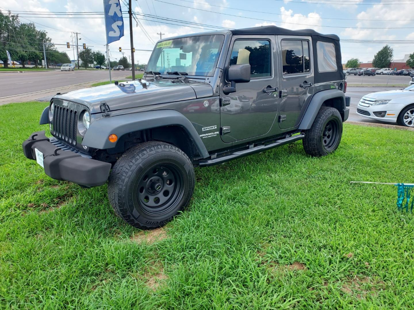 2017 Gray /Black Jeep Wrangler Unlimited Sport 4WD (1C4BJWDG8HL) with an 3.6L V6 DOHC 24V FFV engine, Automatic transmission, located at 1221 Madison St., Shelbyville, TN, 37160, (931) 680-9439, 0.000000, 0.000000 - Photo#0