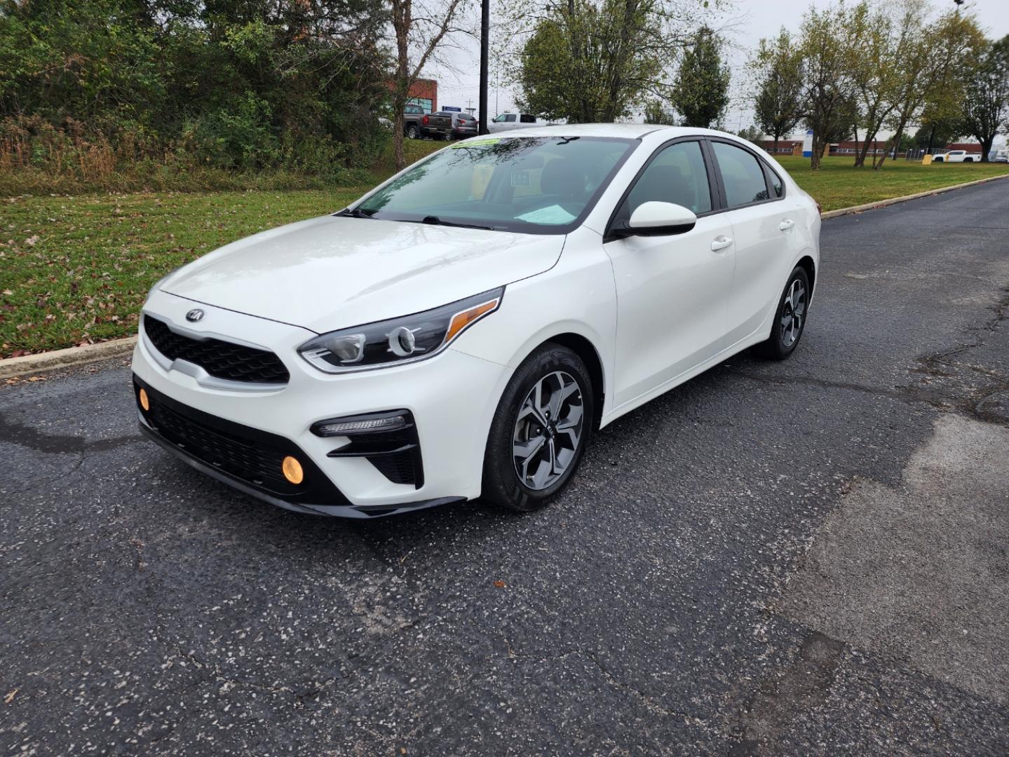 2020 WHITE /Gray Kia Forte FE 6M (3KPF24AD7LE) with an 2.0L L4 DOHC 16V engine, 6M transmission, located at 1221 Madison St., Shelbyville, TN, 37160, (931) 680-9439, 0.000000, 0.000000 - Photo#0