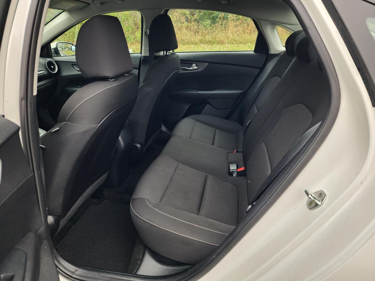 2020 WHITE /Gray Kia Forte FE 6M (3KPF24AD7LE) with an 2.0L L4 DOHC 16V engine, 6M transmission, located at 1221 Madison St., Shelbyville, TN, 37160, (931) 680-9439, 0.000000, 0.000000 - Photo#3