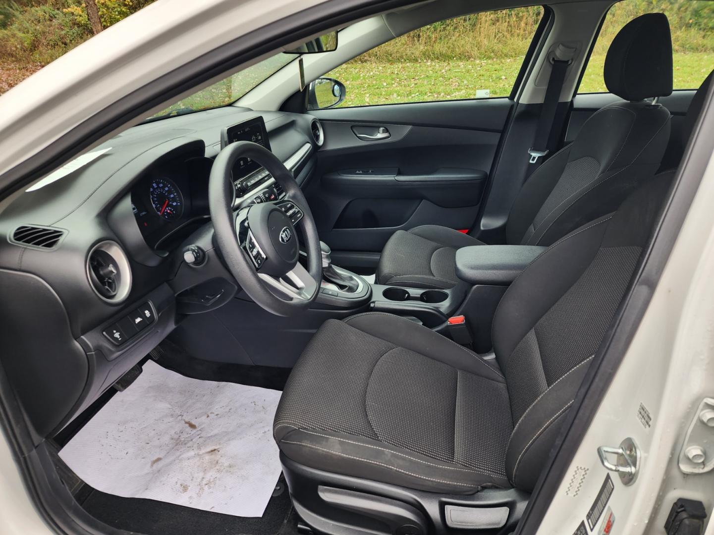 2020 WHITE /Gray Kia Forte FE 6M (3KPF24AD7LE) with an 2.0L L4 DOHC 16V engine, 6M transmission, located at 1221 Madison St., Shelbyville, TN, 37160, (931) 680-9439, 0.000000, 0.000000 - Photo#4