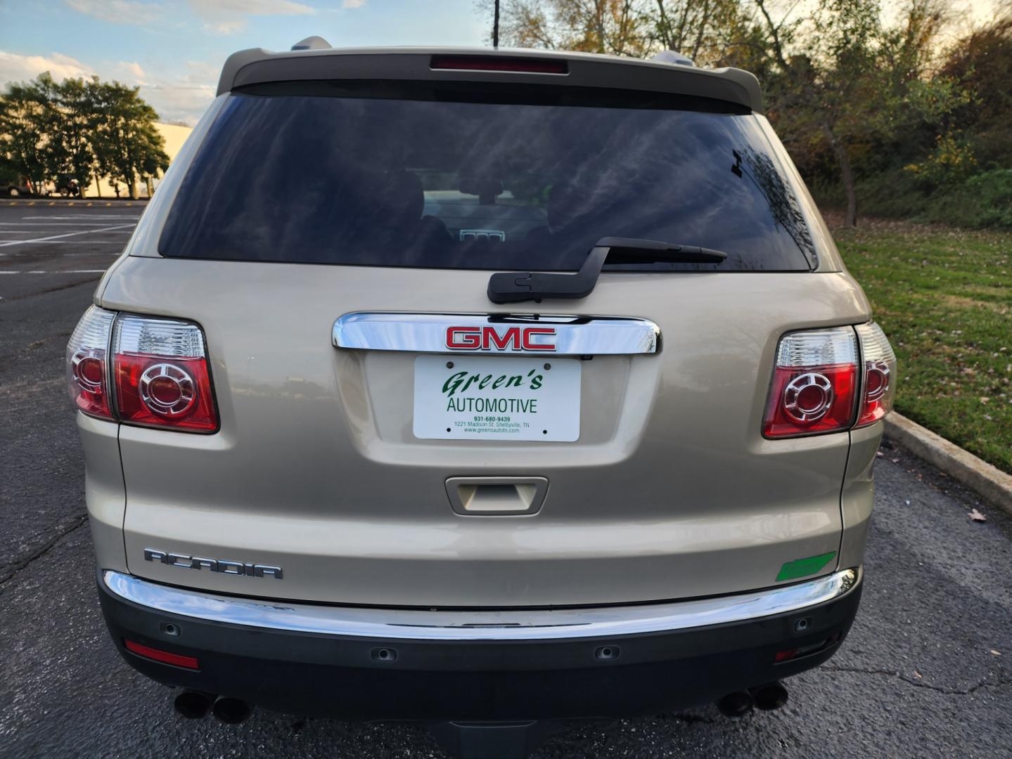2011 Tan /Black GMC Acadia SLE-2 FWD (1GKKRPED6BJ) with an 3.6L V6 DOHC 24V engine, 6-Speed Automatic transmission, located at 1221 Madison St., Shelbyville, TN, 37160, (931) 680-9439, 0.000000, 0.000000 - Photo#2