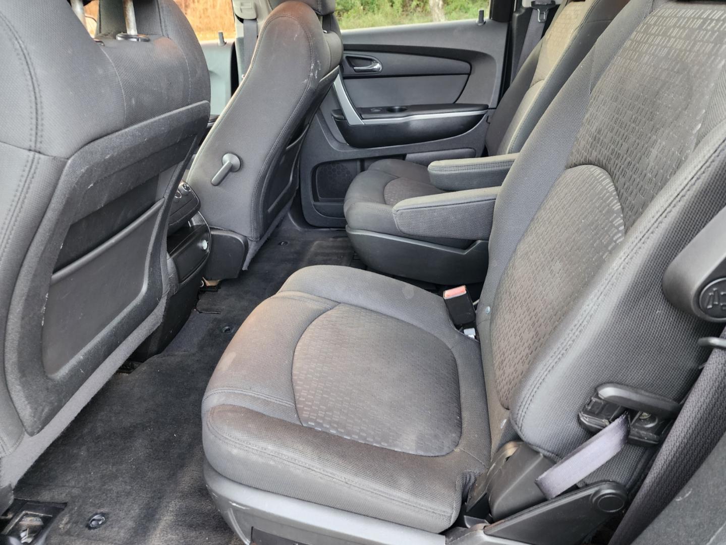 2011 Tan /Black GMC Acadia SLE-2 FWD (1GKKRPED6BJ) with an 3.6L V6 DOHC 24V engine, 6-Speed Automatic transmission, located at 1221 Madison St., Shelbyville, TN, 37160, (931) 680-9439, 0.000000, 0.000000 - Photo#5