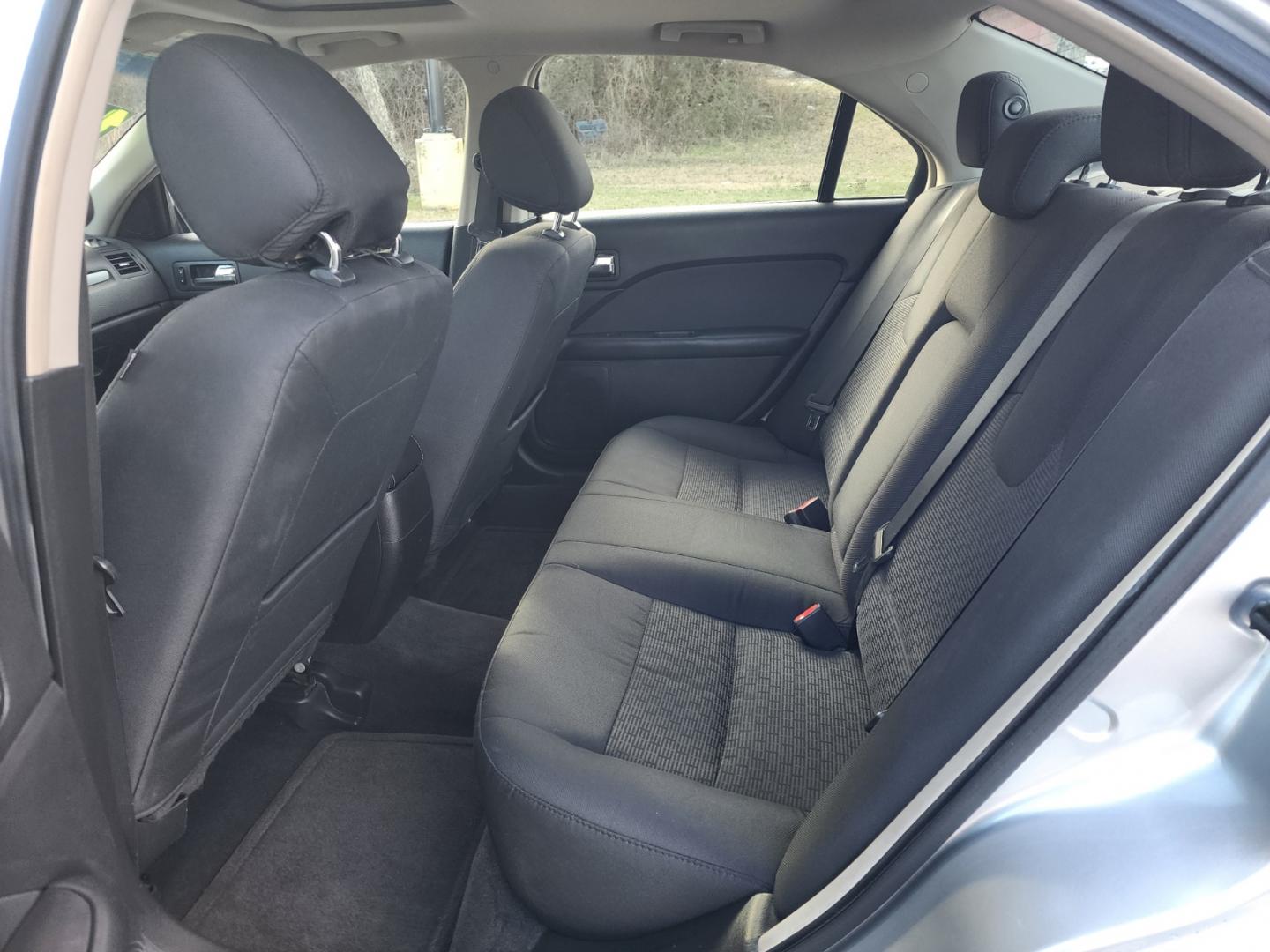 2012 Silver /Gray Ford Fusion SE (3FAHP0HA2CR) with an 2.5L L4 DOHC 16V engine, Automatic transmission, located at 1221 Madison St., Shelbyville, TN, 37160, (931) 680-9439, 0.000000, 0.000000 - Photo#3