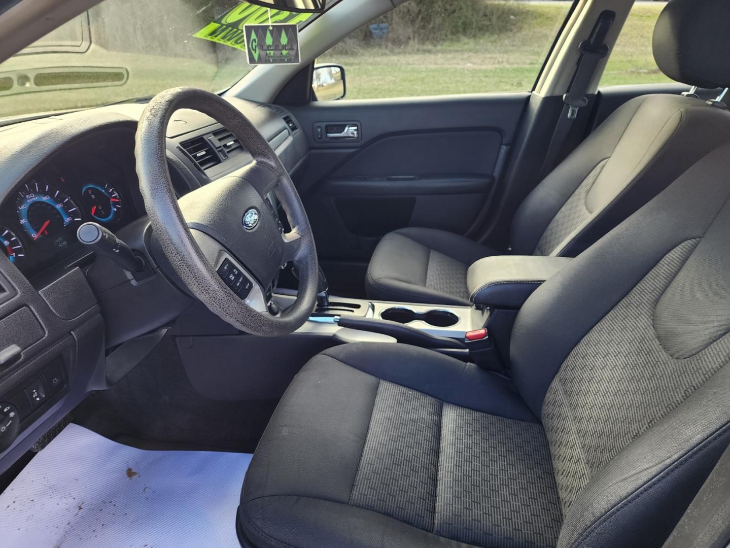 2012 Silver /Gray Ford Fusion SE (3FAHP0HA2CR) with an 2.5L L4 DOHC 16V engine, Automatic transmission, located at 1221 Madison St., Shelbyville, TN, 37160, (931) 680-9439, 0.000000, 0.000000 - Photo#4