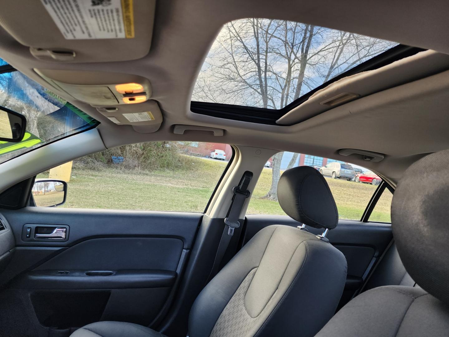2012 Silver /Gray Ford Fusion SE (3FAHP0HA2CR) with an 2.5L L4 DOHC 16V engine, Automatic transmission, located at 1221 Madison St., Shelbyville, TN, 37160, (931) 680-9439, 0.000000, 0.000000 - Photo#5