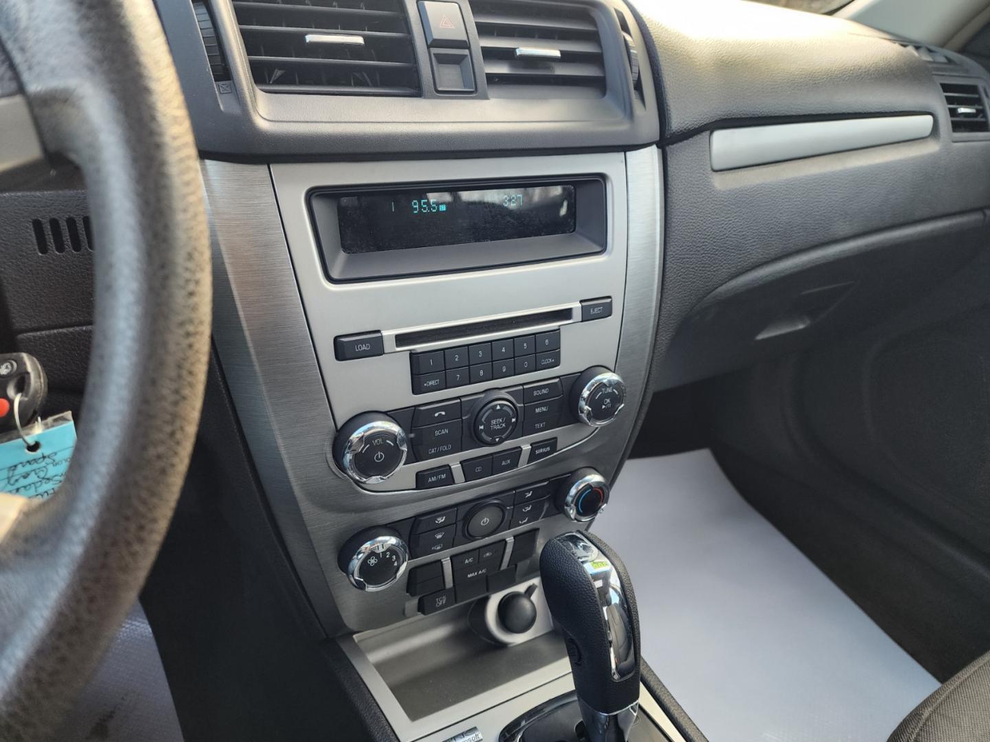 2012 Silver /Gray Ford Fusion SE (3FAHP0HA2CR) with an 2.5L L4 DOHC 16V engine, Automatic transmission, located at 1221 Madison St., Shelbyville, TN, 37160, (931) 680-9439, 0.000000, 0.000000 - Photo#6