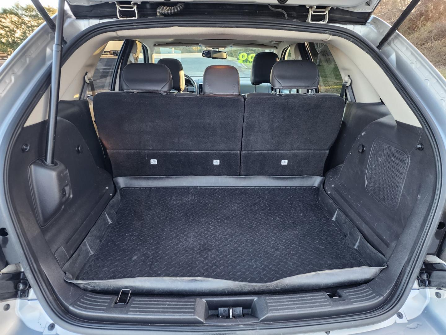 2010 Silver /Black Ford Edge Limited FWD (2FMDK3KC7AB) with an 3.5L V6 DOHC 24V engine, 6-Speed Automatic transmission, located at 1221 Madison St., Shelbyville, TN, 37160, (931) 680-9439, 0.000000, 0.000000 - Photo#3