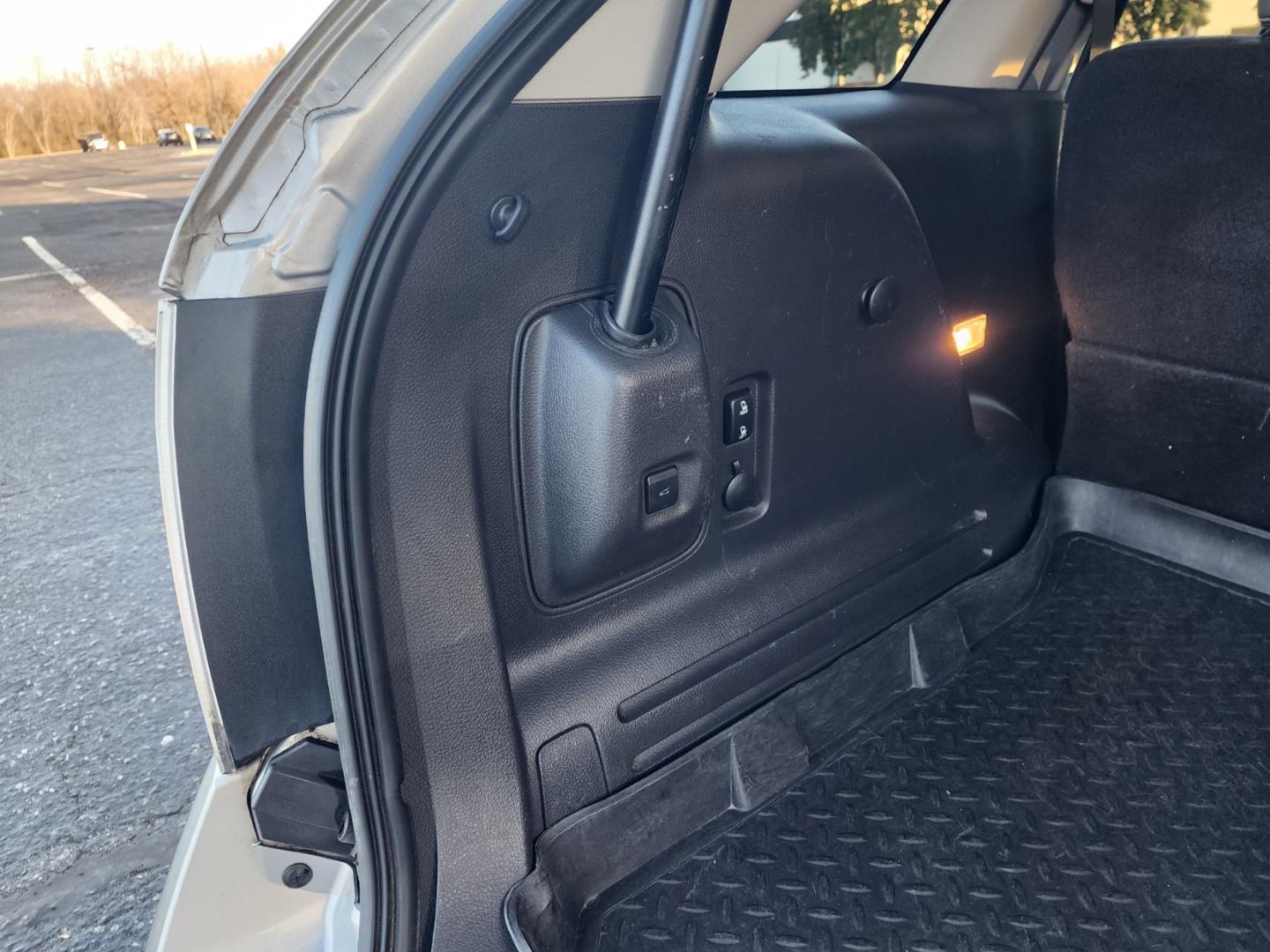 2010 Silver /Black Ford Edge Limited FWD (2FMDK3KC7AB) with an 3.5L V6 DOHC 24V engine, 6-Speed Automatic transmission, located at 1221 Madison St., Shelbyville, TN, 37160, (931) 680-9439, 0.000000, 0.000000 - Photo#4