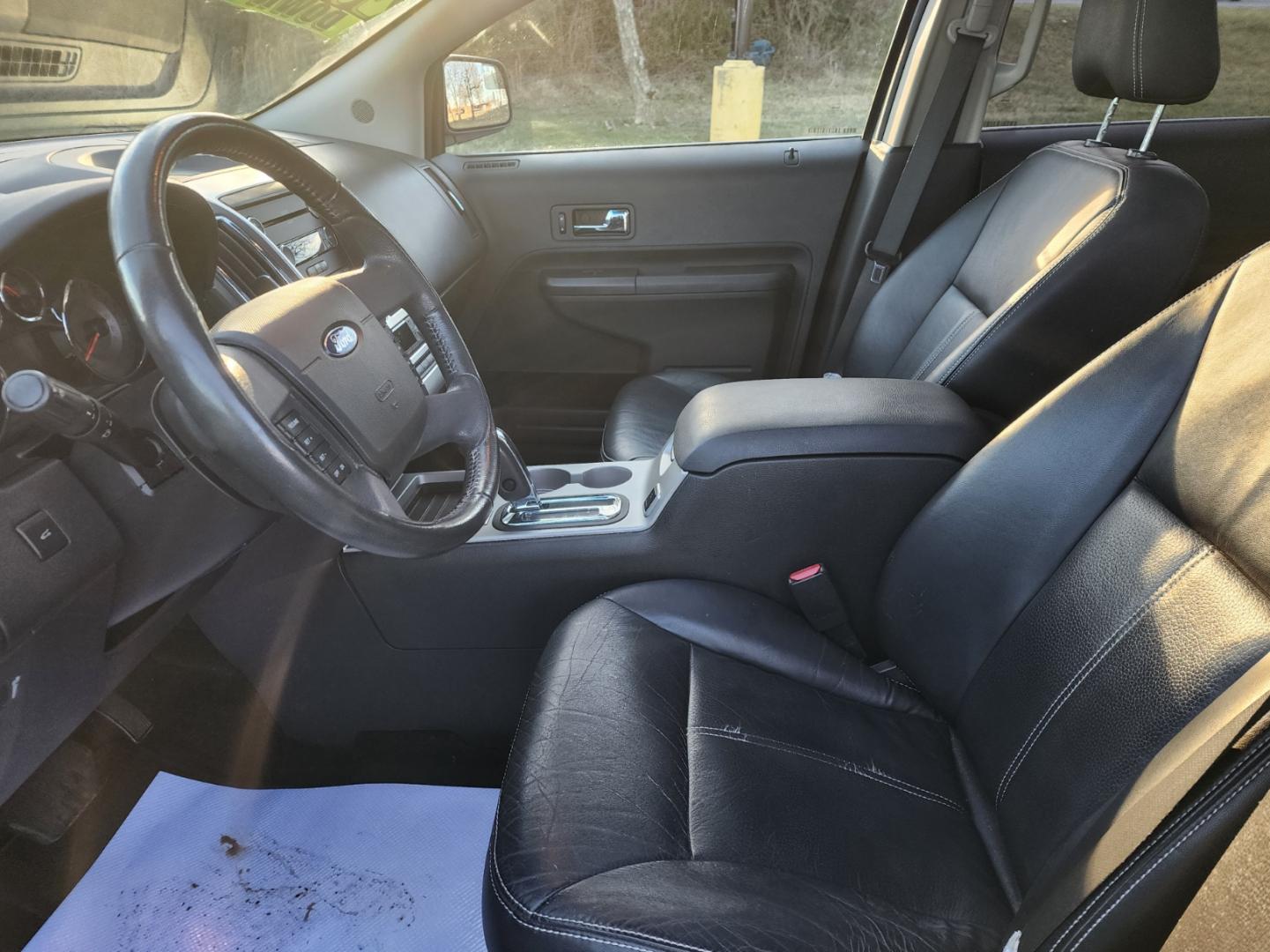 2010 Silver /Black Ford Edge Limited FWD (2FMDK3KC7AB) with an 3.5L V6 DOHC 24V engine, 6-Speed Automatic transmission, located at 1221 Madison St., Shelbyville, TN, 37160, (931) 680-9439, 0.000000, 0.000000 - Photo#6