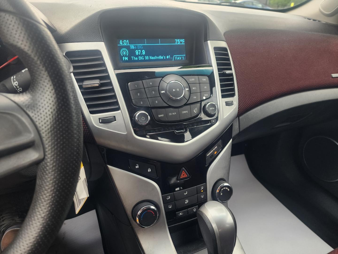 2011 Silver /Gray Chevrolet Cruze 1LT (1G1PE5S99B7) with an 1.4L L4 DOHC 16V engine, 6-Speed Automatic transmission, located at 1221 Madison St., Shelbyville, TN, 37160, (931) 680-9439, 0.000000, 0.000000 - Photo#5