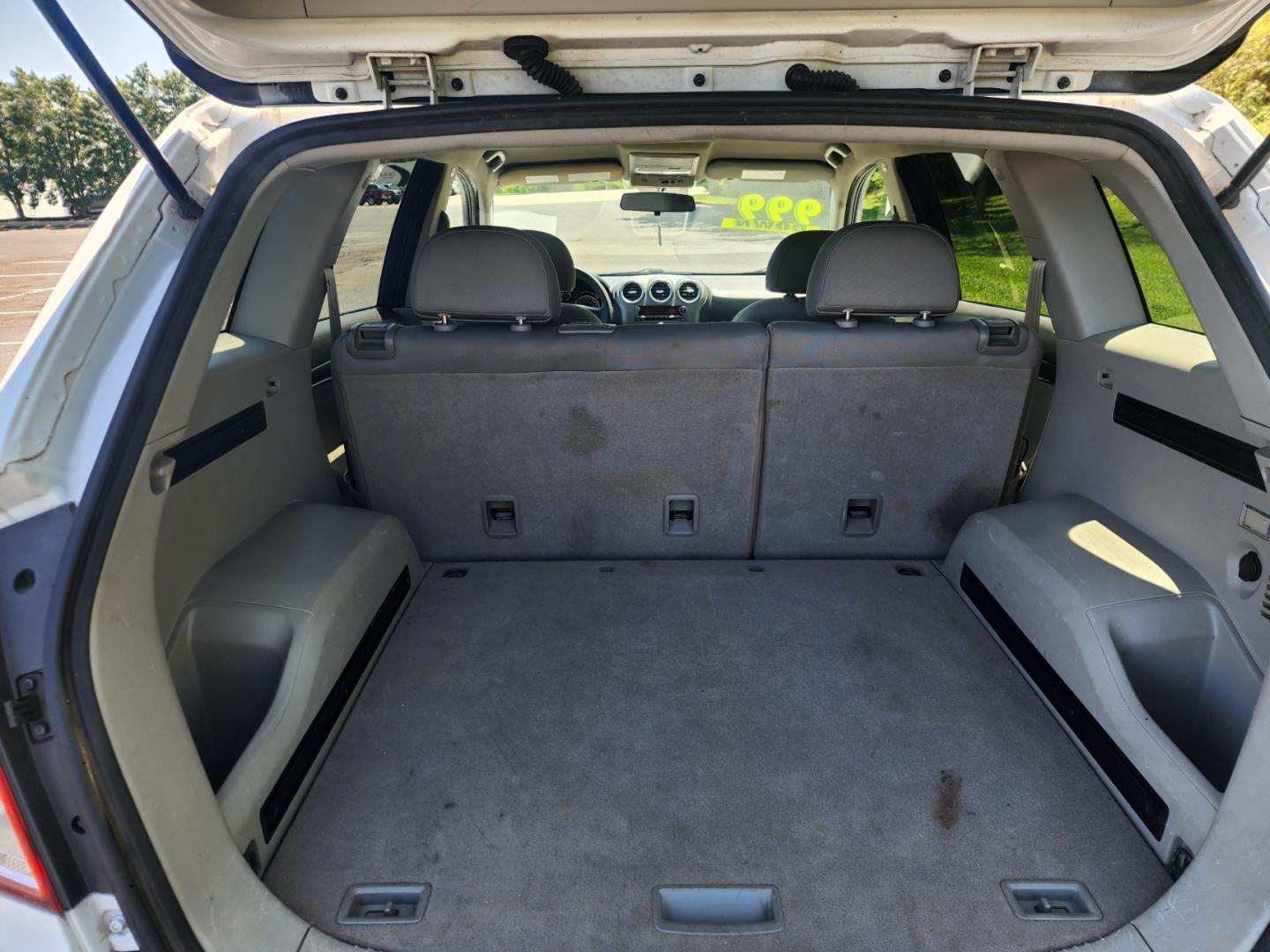 2009 WHITE /Gray Saturn VUE FWD XE (3GSCL33P29S) with an 2.4L L4 DOHC 16V engine, 4-Speed Automatic Overdrive transmission, located at 1221 Madison St., Shelbyville, TN, 37160, (931) 680-9439, 0.000000, 0.000000 - Photo#3