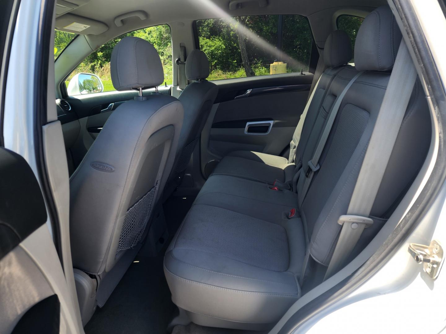2009 WHITE /Gray Saturn VUE FWD XE (3GSCL33P29S) with an 2.4L L4 DOHC 16V engine, 4-Speed Automatic Overdrive transmission, located at 1221 Madison St., Shelbyville, TN, 37160, (931) 680-9439, 0.000000, 0.000000 - Photo#4